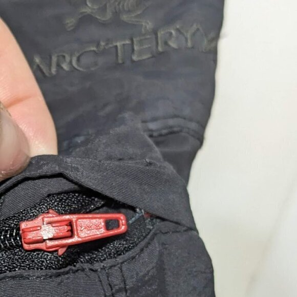 ARC'TERYX | Women's Zip-off Convertible Hiking Pants in Black - Picture 5 of 8